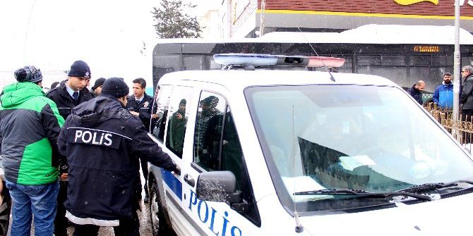 Polis Şüpheliyi Bırakıp, Gazeteciye Müdahale Etti