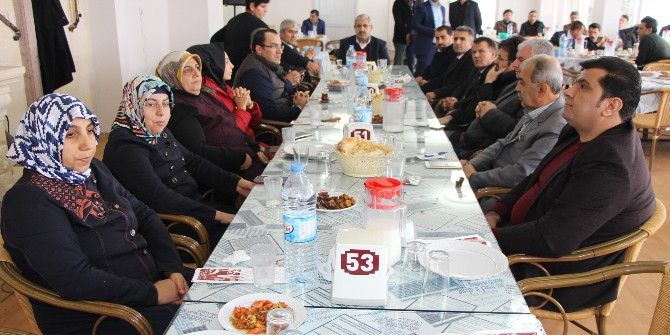 Gazeteciler Hasta Meslektaşını Yalnız Bırakmadı