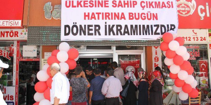 Yozgat’ta Darbe Girişiminin Başarısız Olması Dolayısıyla Bir Esnaf Ücretsiz Tavuk Döner Dağıttı