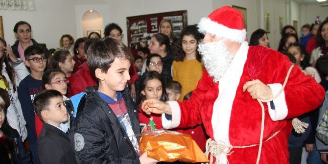 İskenderun’da Çocukların Noel Baba Sevinci