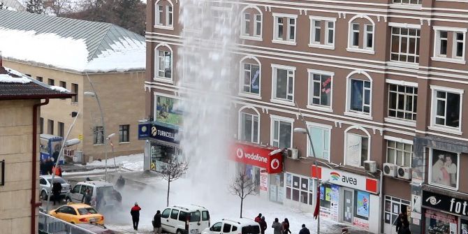 Çatıdan Düşen Çığ Gibi Kar Korku Dolu Anlar Yaşattı