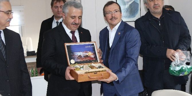 Ulaştırma Bakanı Arslan’dan, Akhisar’a 2 Büyük Müjde