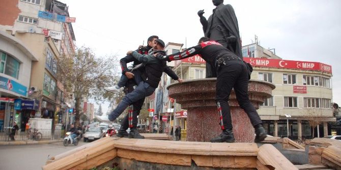 Atatürk Büstü Üzerinde Slogan Atan Şahıs Polis Tarafından İndirildi