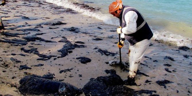 Çeşme’de Denize Sızan Yakıtın Temizliği Sürüyor