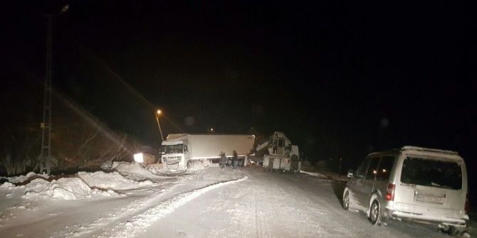 Kayan Tır, Yolu Ulaşıma Kapattı