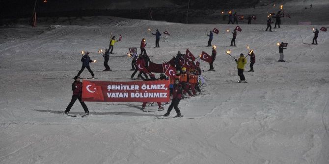 Yıldız Dağı’nda Şehitler Anısına Meşaleli Kayak Gösterisi