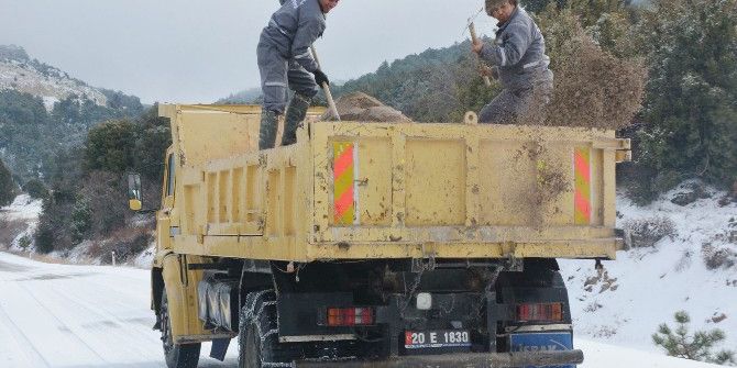Çameli’nde Karla Mücadele Çalışmaları Devam Ediyor