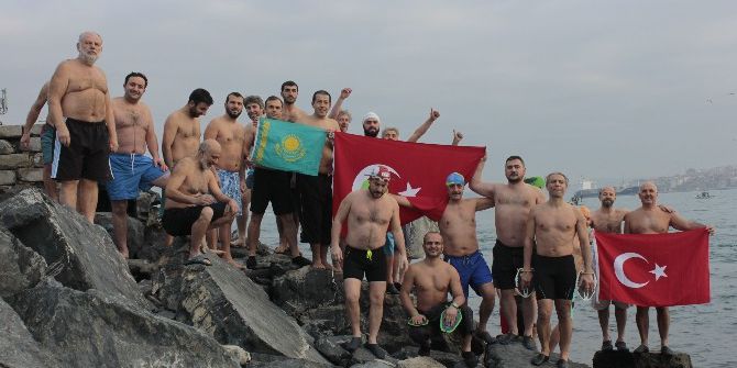 “Sarayburnu Fatihleri” Şehitler İçin Kış Soğuğunda Deniz Girip, Bayrak Açtı
