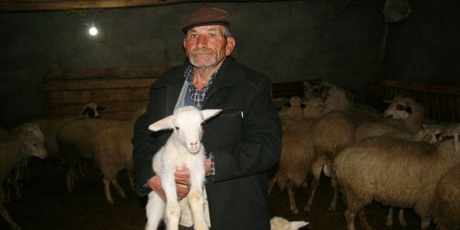 Kadın Kılığına Giren Hırsızlar Güvenlik Kamerasında