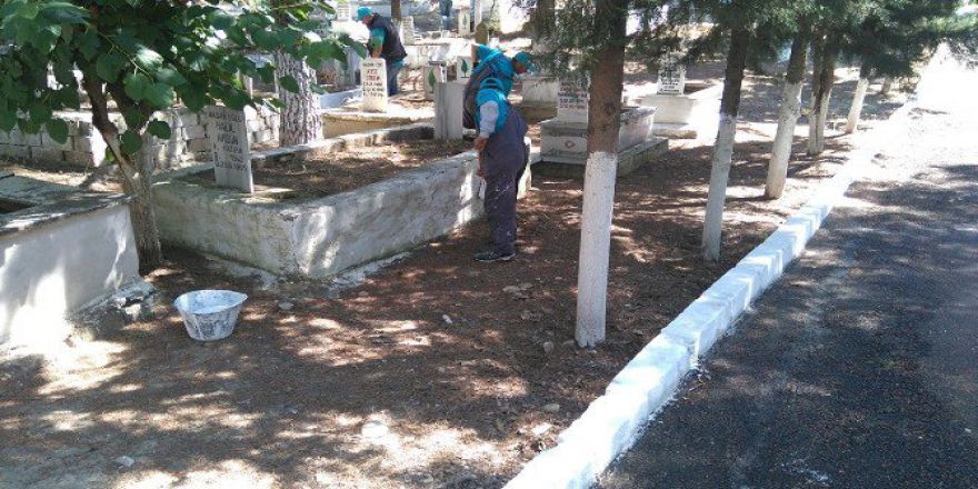 Köprübaşı Mezarlıkları Temizleniyor
