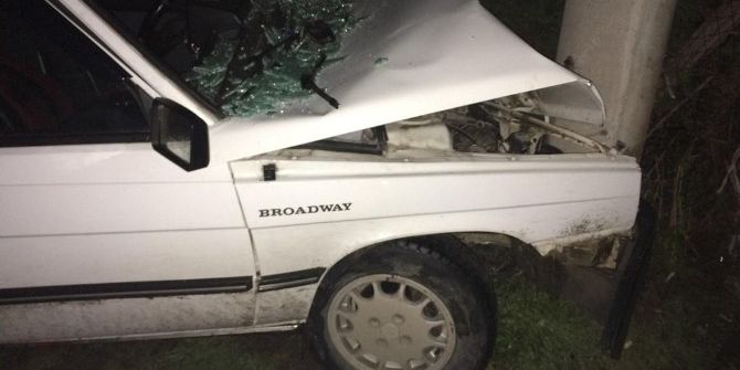 Direksiyon Hakimiyetini Kaybeden Sürücü Elektrik Direğine Çarptı: 1 Yaralı