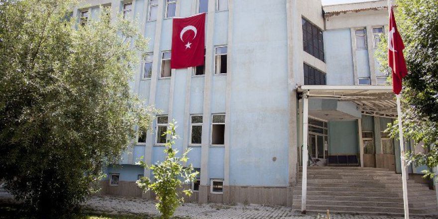 Hakkari’de Darbe Girişimine Bayraklı Protesto