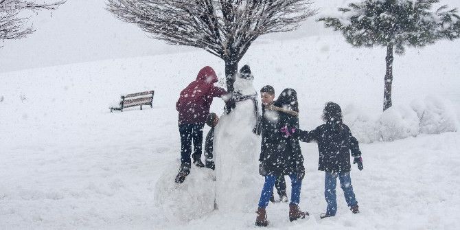 Çocuklar Kar Yağışını Eğlenceye Çevrildi
