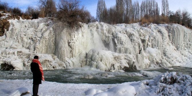 Muradiye Şelalesi Tamamen Dondu