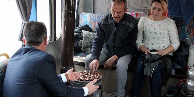 Otobüsün İçinde Çay Demleyip Kestane Pişiriyorlar