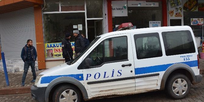 Camı Kıran Hırsızlar Bilgisayarı Çaldı