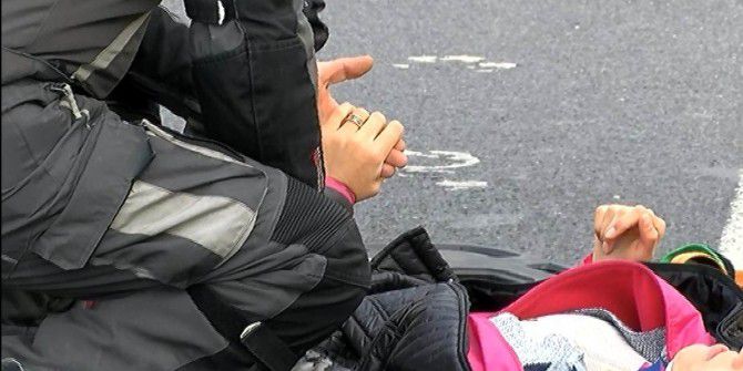 Kazada Yaralanan Eşinin Elini Bir An Olsun Bırakmadı