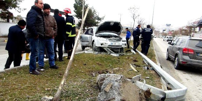 Aşırı Hızlı Otomobil Önce Kaldırıma Sonra Elektrik Direğine Çarptı