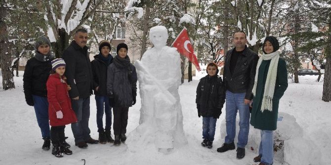 Yaptığı Kardan “Mehmetçik” İlgi Görüyor