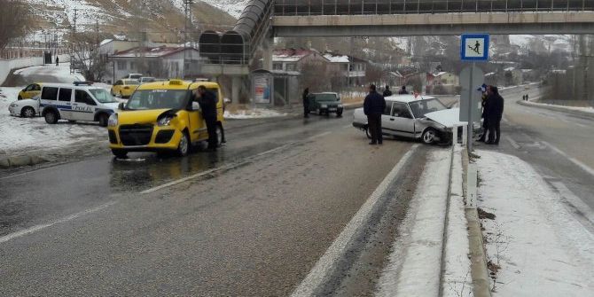 Sivas’ta Trafik Kazası: 2 Yaralı