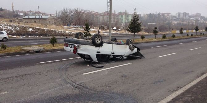 Otomobil Buzlu Yolda Takla Attı