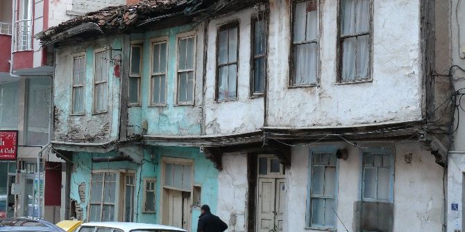 Bilecik’te Metruk Ev Tehlike Saçıyor
