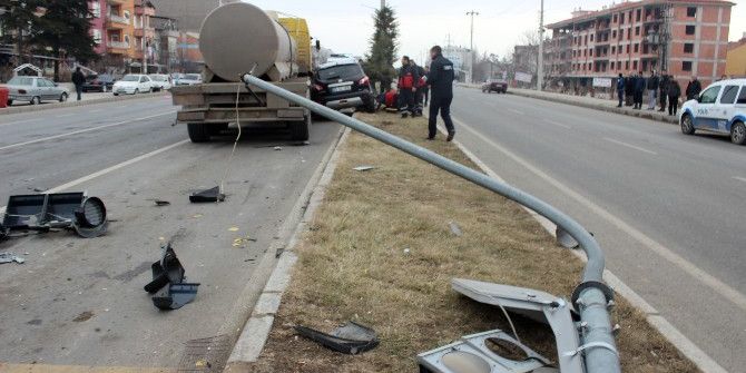 Kütahya’da Asit Tankeri Karşı Şeritteki Otomobile Çarptı