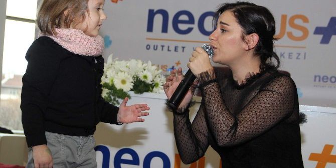 Merve Özbey Eskişehir’de Sevenleriyle Buluştu