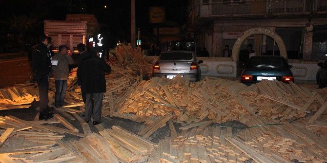 Virajı Alamayan Kamyon 20 Ton Keresteyi Yola Devirdi