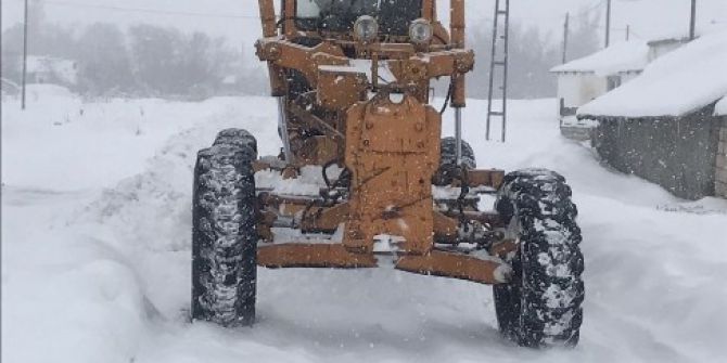Malazgirt Konakkuran Beldesinde Kar Temizleme Çalışması