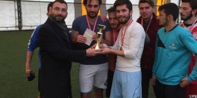 Burhaniye’ De Okullar Arası Halı Saha Turnuvası Düzenlendi