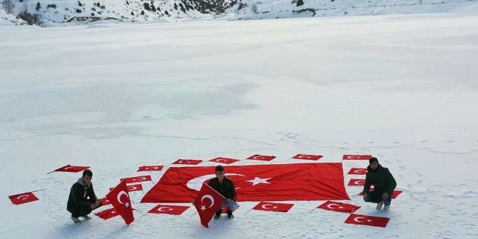 Buz Tutmuş Gölet Üzerinde Terörü Lanetlediler