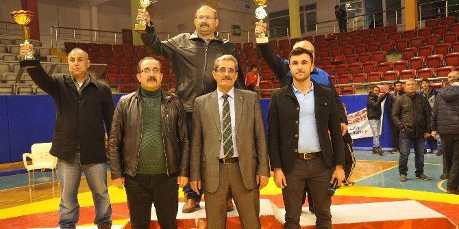 Tarsus’ta Kurtuluş Günü Etkinlikleri Kapsamında Güreş Müsabakaları Düzenlendi