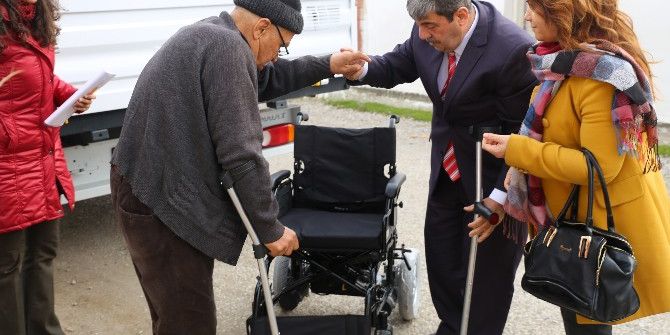 Burhaniye’de Yılbaşı Öncesi İki Engelli Vatandaşın Daha Yüzü Güldü
