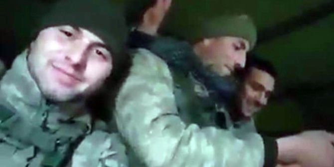 El Bab Şehidinin Suriye’ye Giderken Türkü Söylediği Görüntüler Yürekleri Dağladı