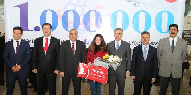 Elazığ Havalimanı’nda Bir Milyonuncu Yolcu Karşılandı