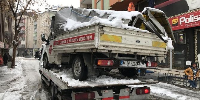 Bingöl’de Kar Kütleleri İki Araca Zarar Verdi