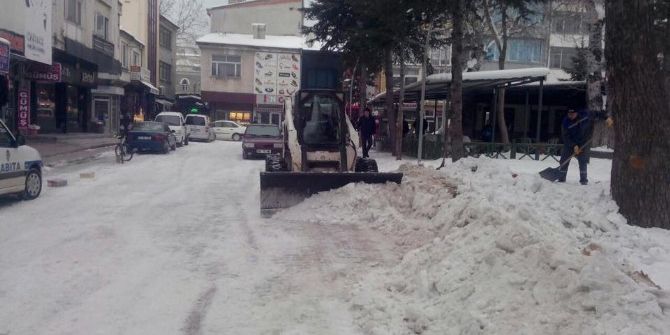 Beyşehir’de Kar Yığınları Kamyonlarla Şehir Dışında Taşınıyor
