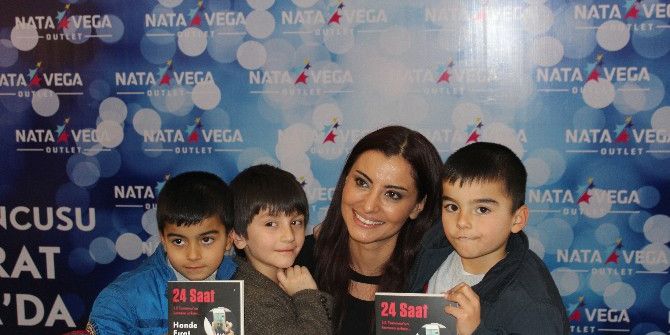 Hande Fırat, Nata Vega’da Kitabını İmzaladı
