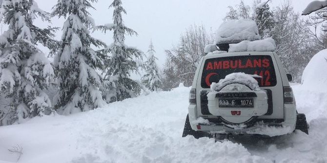Mahsur Kalan Hastalara, Kar Paletli Ambulanslarla Ulaşılıyor