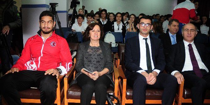 Taha Akgül’den Öğrencilere Jest