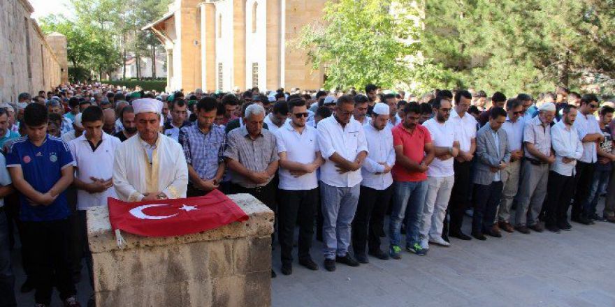 Nevşehir’de Darbe Girişimi Sonrası Şehit Düşenler İçin Gıyabi Cenaze Namazı Kılındı