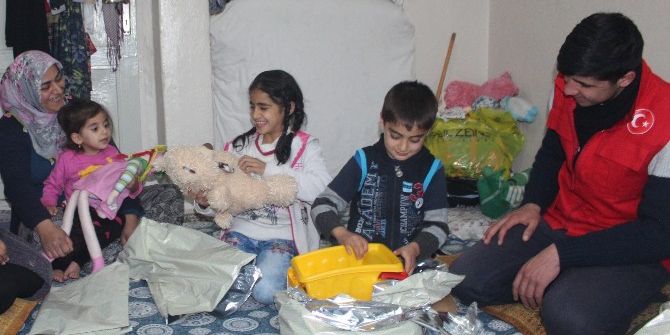 Gençler Aracılık Ettiği Yoksul Çocuklar Oyuncaklara Kavuştu
