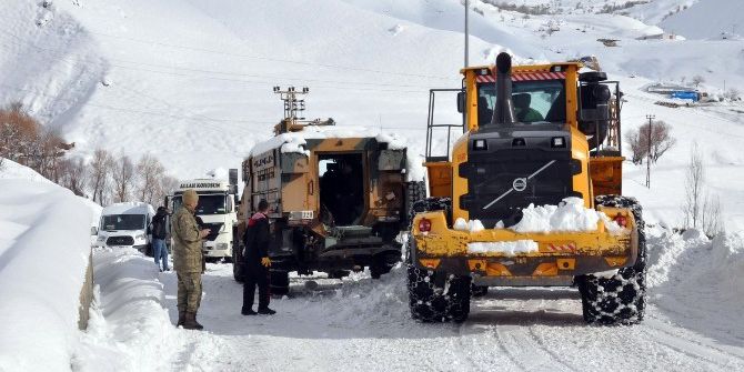 Hakkari’de Mahsur Kalan Araçlar Kurtarıldı