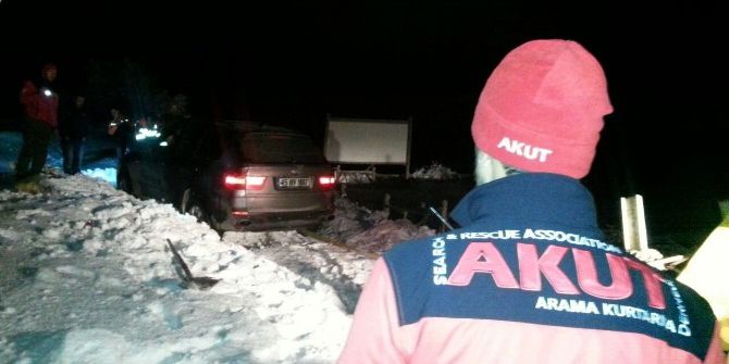 Dağ Yolunda Mahsur Kalan Aileyi Akut Kurtardı