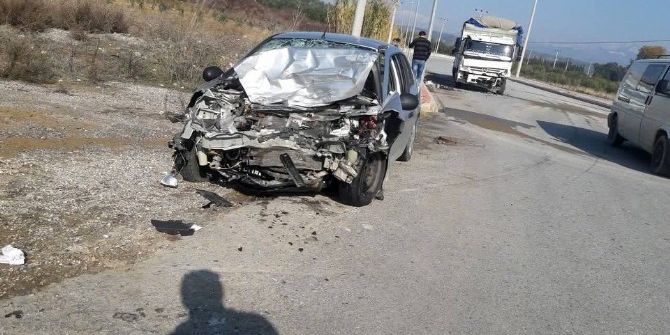 Otomobil Kamyona Çarptı: 5 Yaralı