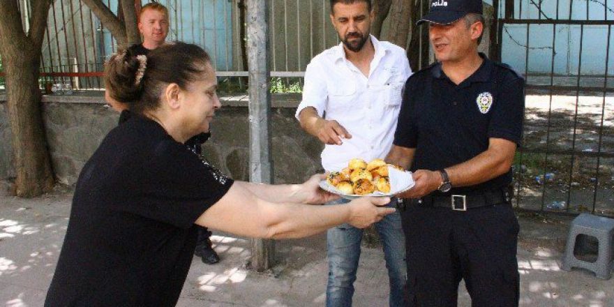 Samsunlu Vatandaşlardan Polise Pasta Ve Börekli Moral