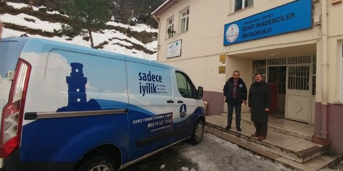 Deniz Feneri 80 Öğrenciye Bot Ve Mont Yardımında Bulundu