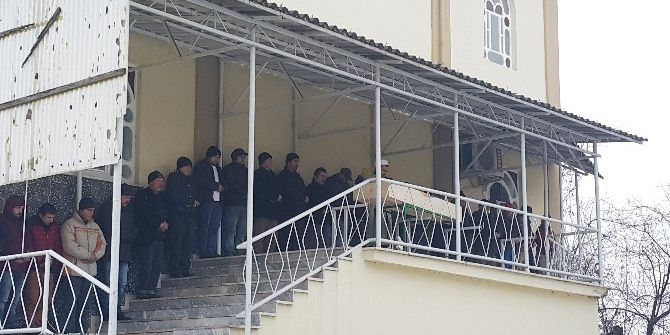 İstanbul’da Özel Bir Hastanenin Kapısına Bırakılan Genç Kız Toprağa Verildi