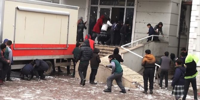 Öğrencilerin Kar Keyfi